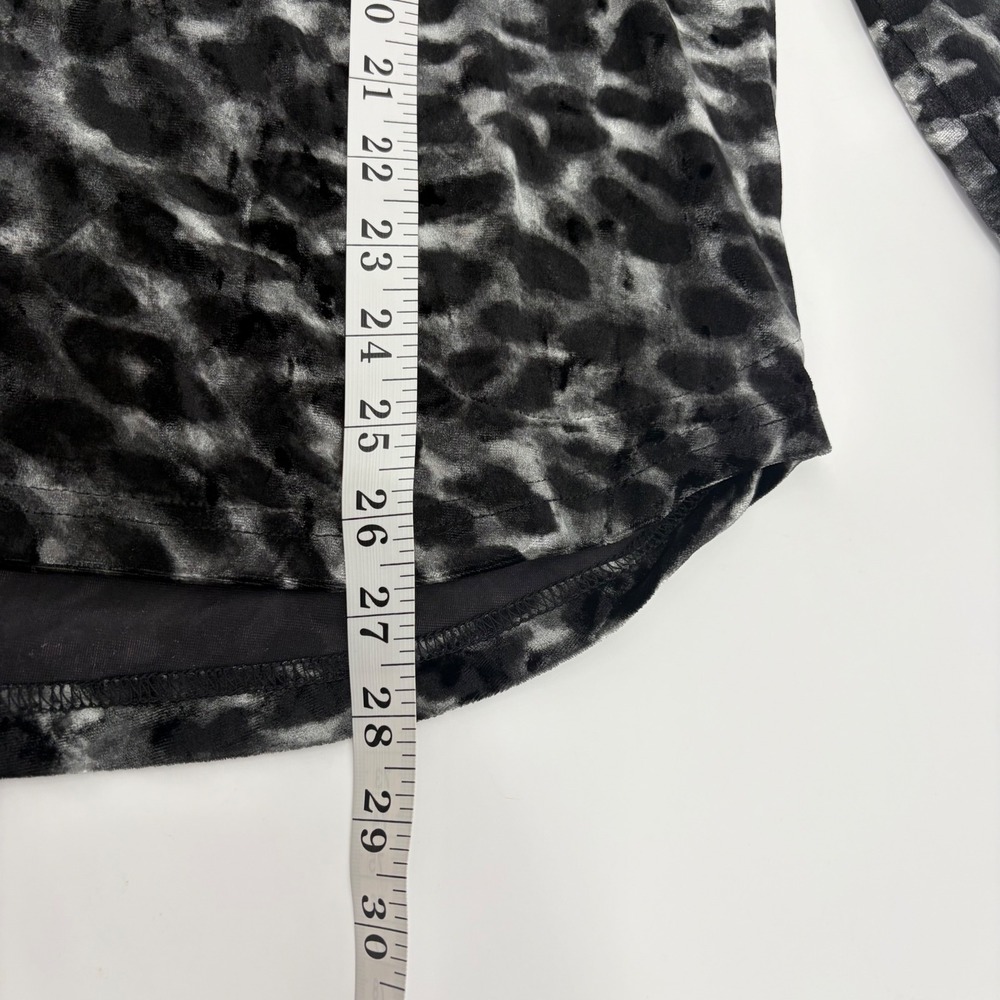 Belle by Kim Gravel Womens S Black Gray Leopard Velvet Button Down Shirt Pockets - Picture 7 of 7